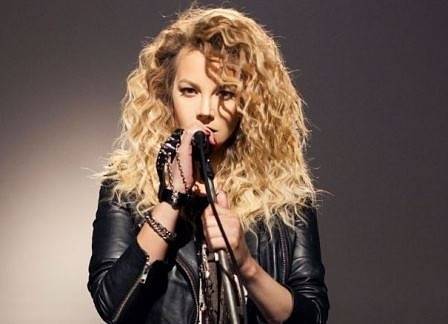 Емилия е с травма, но се възстановява след катастрофата