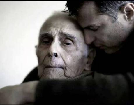 Мъж заведе възрастният си баща на ресторант. Всички се възмущаваха на гледката, но това им даде голям урок!