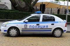 Простотия в София! Жена се качи върху патрулка и си събу гащите, мрежата завря! (СНИМКА 18+)