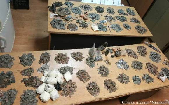 Митничари откриха над 11 000 старинни монети, пръстени и фигурки в белгийска кола
