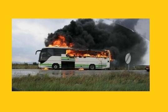 Изгоря автобус, поразен от мълния в Гърция.