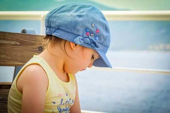 Момиченце, изоставено от баща си, дава урок на всички ни