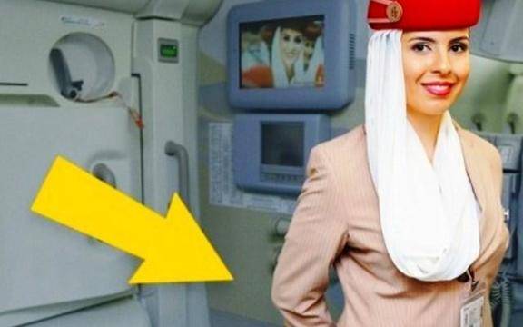 Никога не сме се замисляли: Ето защо стюардесите винаги си държат ръцете зад гърба, когато ни посрещат на борда!