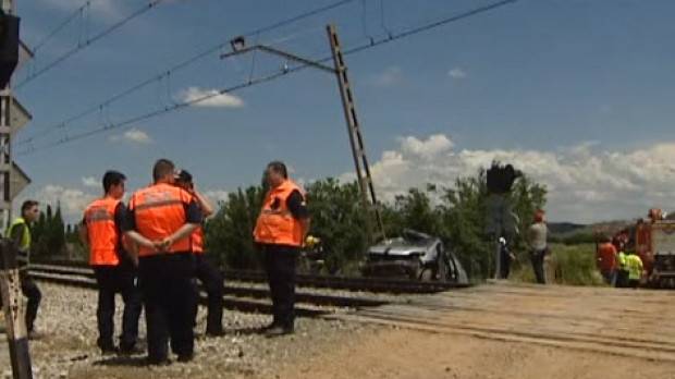 Товарен влак размаза кола с 3 българи в Испания