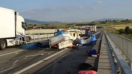 Микробус, превозващ моторни лодки, се обърна на АМ „Струма” (СНИМКИ)