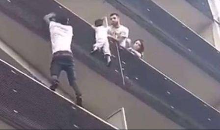 Малиец спаси дете ,висящо от четвъртия етаж на сграда в Париж