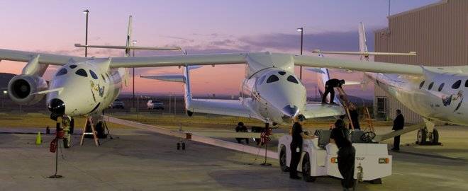 Наземните екипи подготвят космическия кораб СпейсШипТу за пилотиран ракетен полет днес!