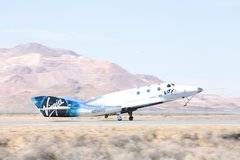 УСПЕХ: Космическият кораб СпейсШипТу с двама души на борда летя на тестов ракетен полет и достигна височина от 35 километра!