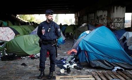 Френските власти разтуриха мигрантски лагер в Париж (СНИМКИ)