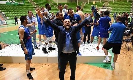 Левски Лукойл празнува! Тити Папазов пее „Македонско девойче“ и „Шушана“ (ВИДЕО)