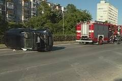 Джип се преобърна на натоварен булевард във Варна (СНИМКИ)