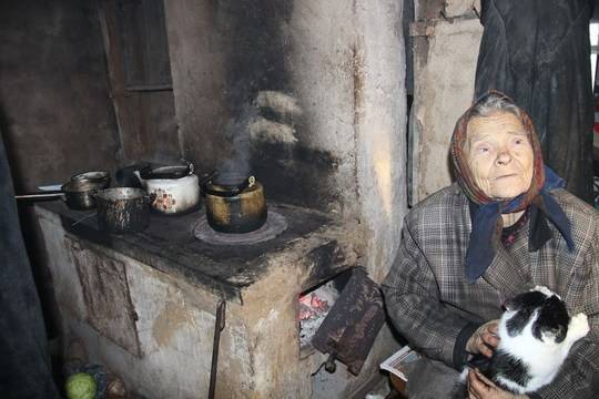 Преходът в очите на една измъчена 74-годишна баба: Ядяхме по три пъти на ден, при Костов по два пъти, сега се храня веднъж,…