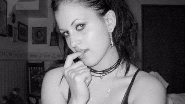 Тя просто пусна селфи от спалнята си, но малцина виждат кое е нередното на СНИМКАТА