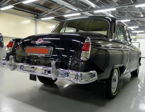 Рядка оферта: Продават Волга, правена за рождения ден на Владимир Путин