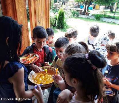 Бургаски третокласници посрещнаха Деня на детето с медено приключение