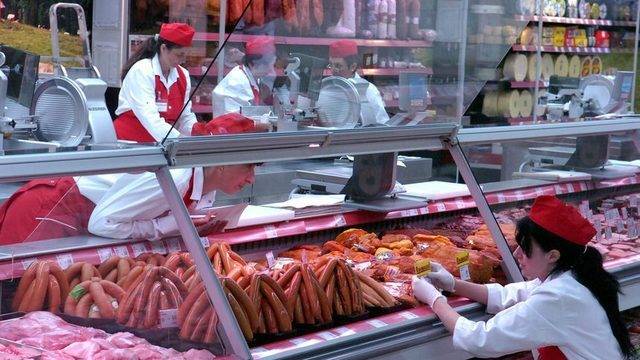 От какво всъщност се правят любимите на българите кренвирши, кебапчета, кисело мляко и други (скандално)