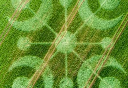 Извънземни пренощуваха в английско село и оставиха за спомен феноменална рисунка в полето (ВИДЕО)