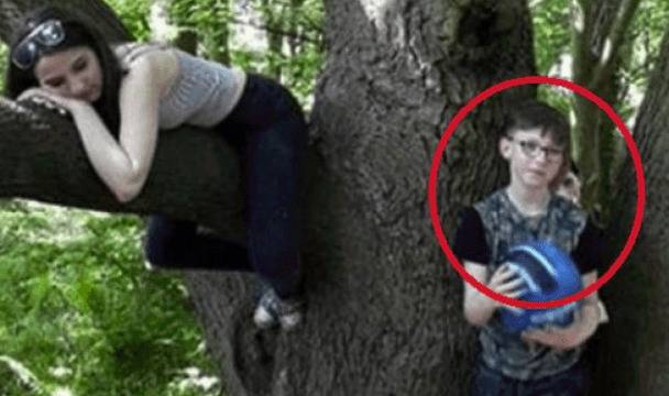 Майка снима децата си в парка, а после се ужаси, виждайки какво е заснела: Смъртта наднича зад рамото на сина й!
