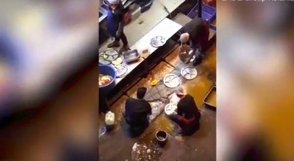Скандално видео засне как от престижен ресторант мият чиниите си в локва