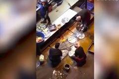 Скандално видео засне как от престижен ресторант мият чиниите си в локва