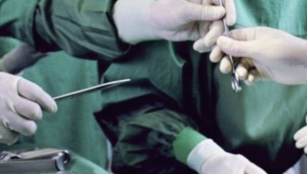 Хирург изряза тайно яйчниците на жена и я доведе до самоубийство