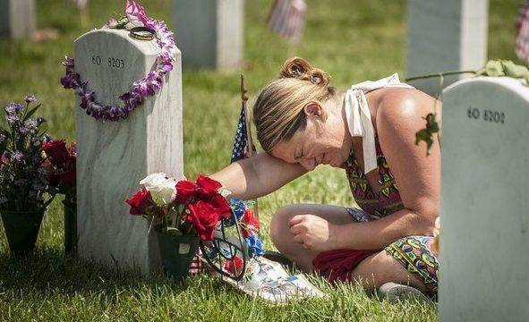 Душата ми се разкъсва: Направих е невъзможното да разделя сина си от годеницата му, сега ми остана само да ридая на гроба му