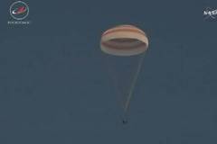 Успех: Космическият кораб Союз МС-07 с трима души на борда се завърна на Земята