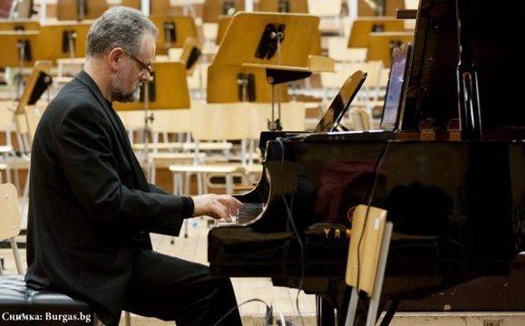 Михаил Големинов смесва класическо и компютърно звучене във Флората