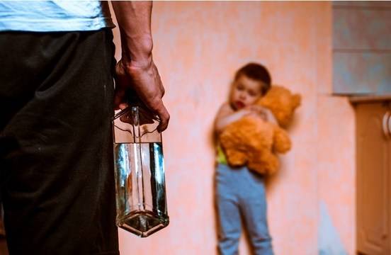 Тъжната изповед на един млад татко: Ще бъда различен баща, моят остана в миналото с любимата си бутилка