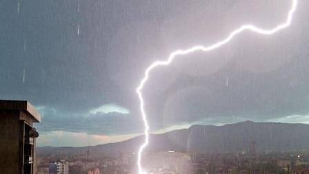 Жълт код за обилни валежи и гръмотевици в 13 области на страната за утре – 6 юни