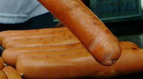 Ето я истината! Какво всъщност има в българските кренвирши?