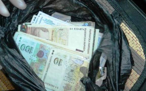 Цяла България сваля шапка на този бдителен пенсионер! Намери 10 бона хвърлени за измамници, вижте какво направи!