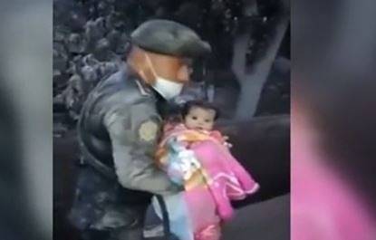 Спасиха бебе сред руините от изригналия вулкан в Гватемала