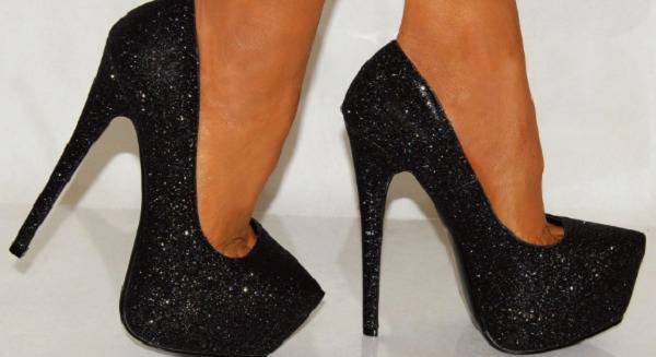 Високите токчета при жените отразяват желанието им да изглеждат богати и успели