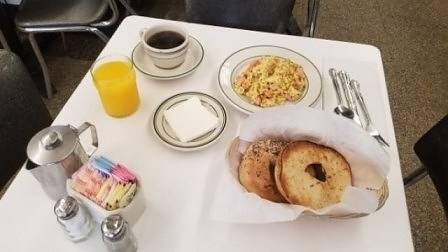 Ресторант отдаде почит на Антъни Бурдейн с обичайната му закуска (СНИМКИ)