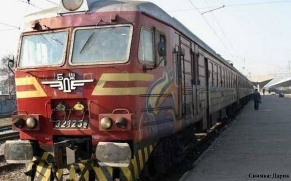 Мъж пострада от хвърлен камък по влак