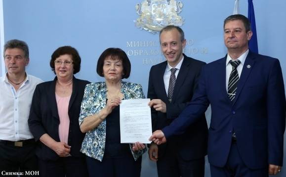 Минималната учителска заплата става 920 лева