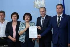 Минималната учителска заплата става 920 лева