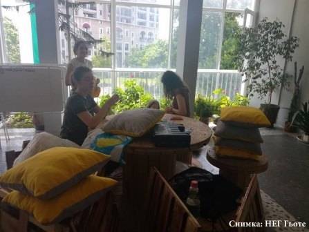 Бургаски ученици измайсториха арт кът в сградата на гимназията си