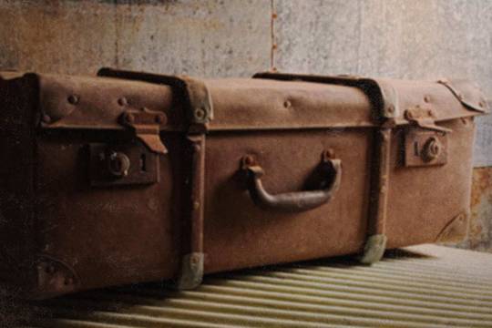 Пенсионерка си купи къща, заедно с мебелите и като поразгледа откри стар куфар. Вижте какво намери вътре…