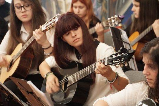 Първата китара на вашето дете: Кога, каква и защо