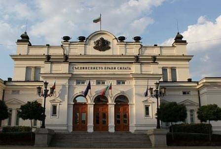 Депутатите почетоха с едноминутно мълчание загиналите военни пилоти