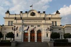 Депутатите почетоха с едноминутно мълчание загиналите военни пилоти