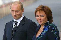 Вижте как живее бившата жена на Владимир Путин 5 години след развода!