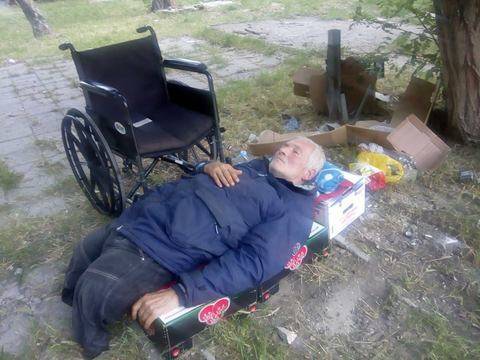 Докъде ни докараха: Безпомощен инвалид спи върху кашони под открито небе във Варна, нуждае се от помощ!