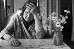 Възрастна жена живееше със сина и снахата, но на тях им писна и я оставиха сама в ъгъла… Това, което последва ще ви остави…