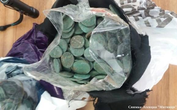 Митничари задържаха близо 3000 старинни монети на „Капитан Андреево“