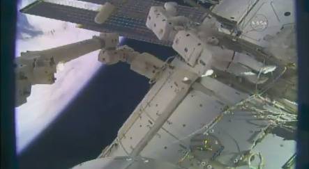 Двама астронавти излязоха в открития космос, за да монтират нови камери на МКС