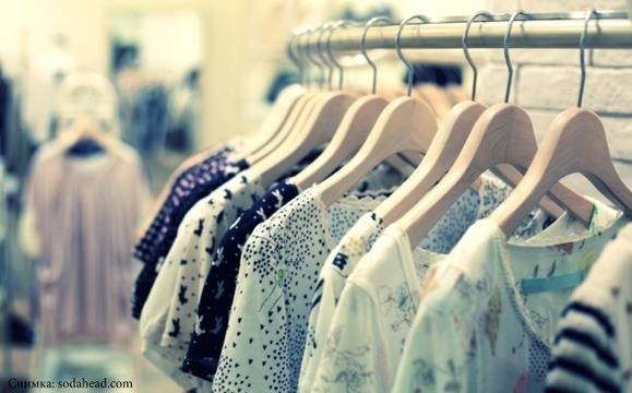 Полицията иззе над 1 000 дрехи ментета от магазинчета в Приморско