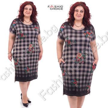 Сладка макси рокля на каре с нежни цветя